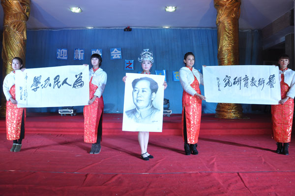 刘院长为学院赠毛泽东肖像（素描）原作印刷画和题字