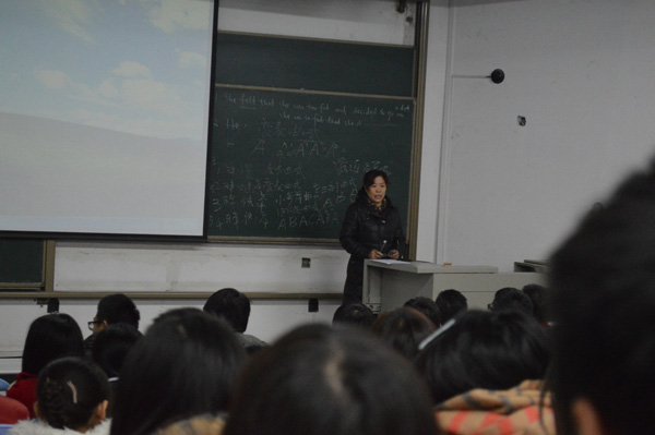 郝悦玲老师主持学习十八大精神会议